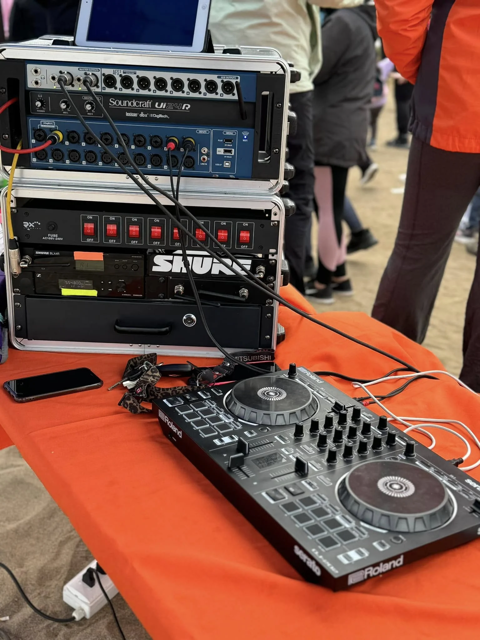 Rack y consola de control de audio de R&S Producciones Chile
