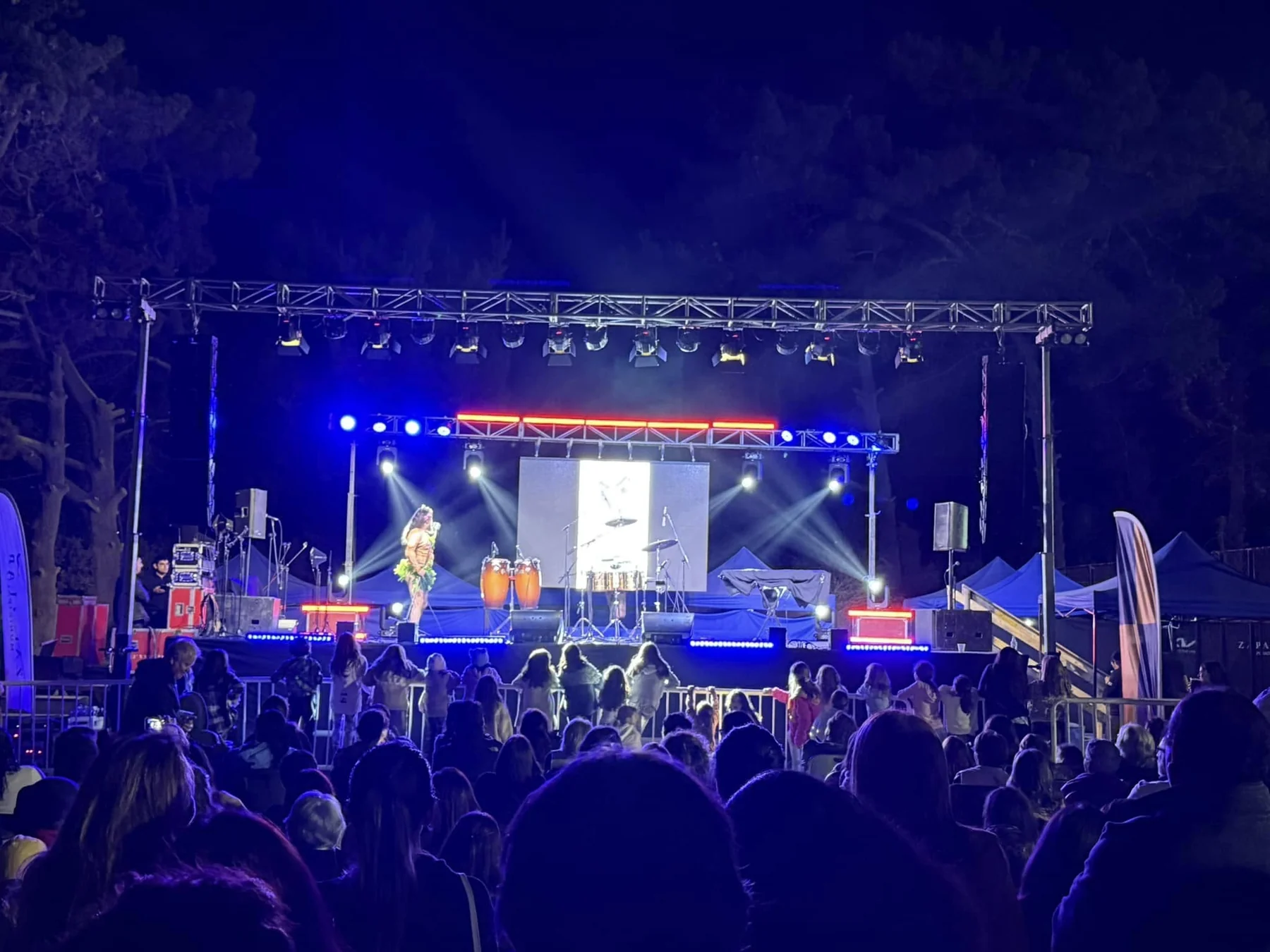 Público frente a escenario de evento producido por R&S