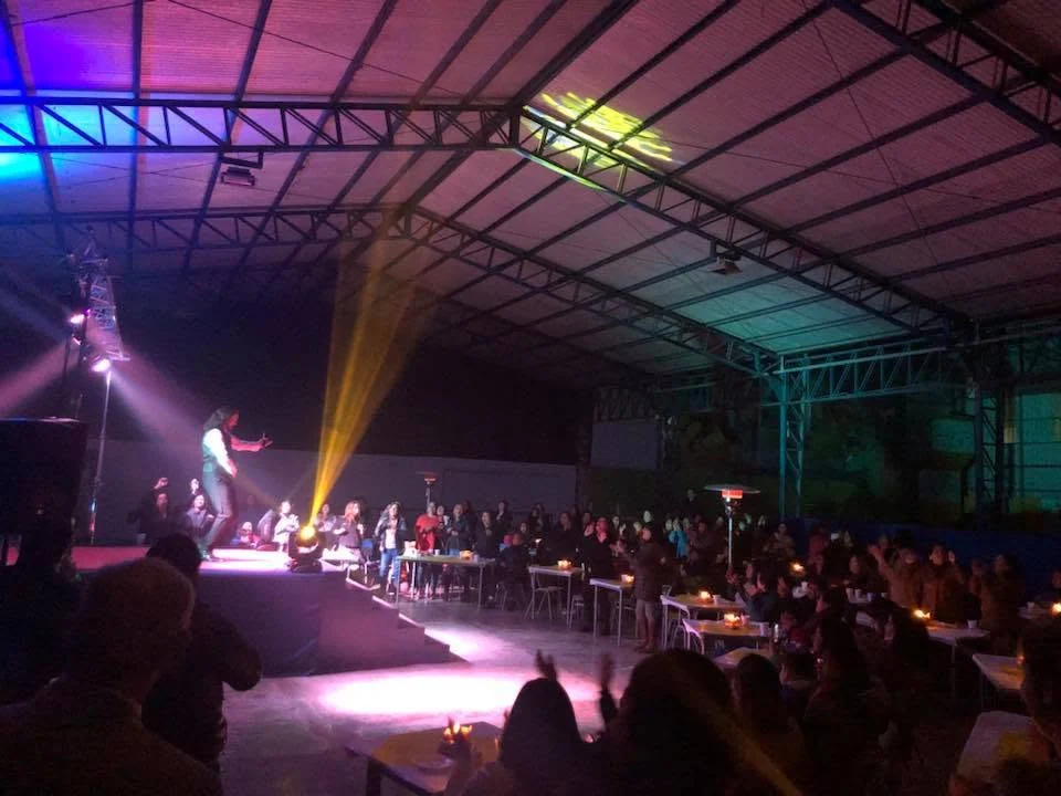 Montaje de escenario e iluminación en recinto interior