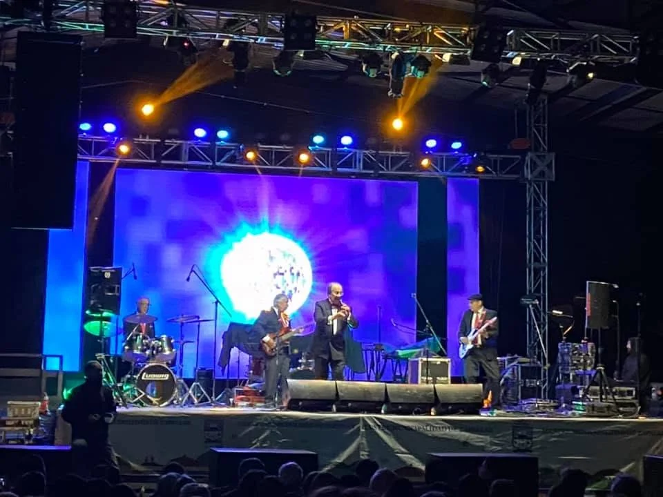 Escenario con pantalla LED y sistema de iluminación