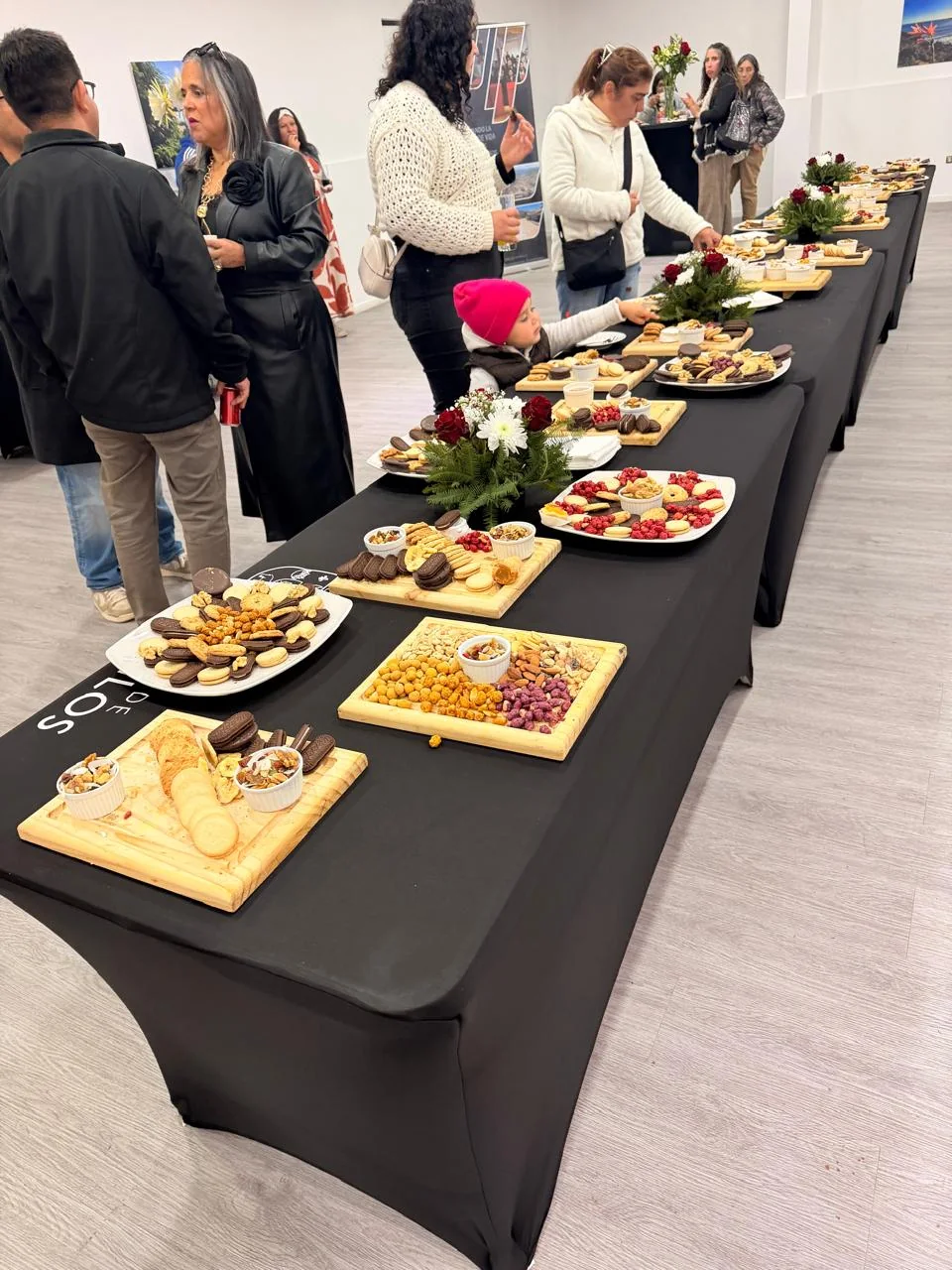 Mesa de recepción preparada durante un evento