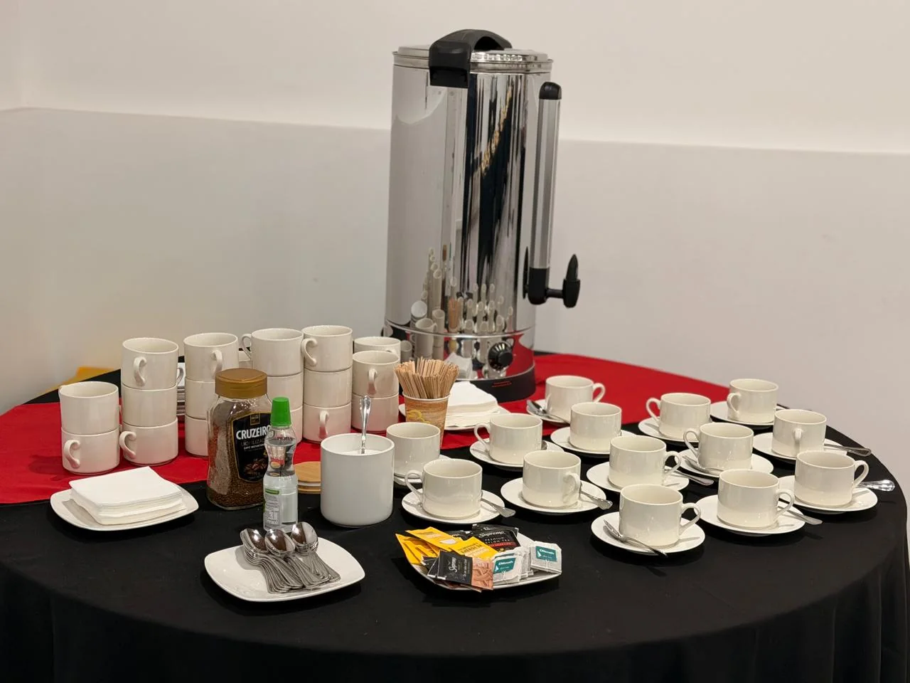 Estación de café preparada para actividad o evento