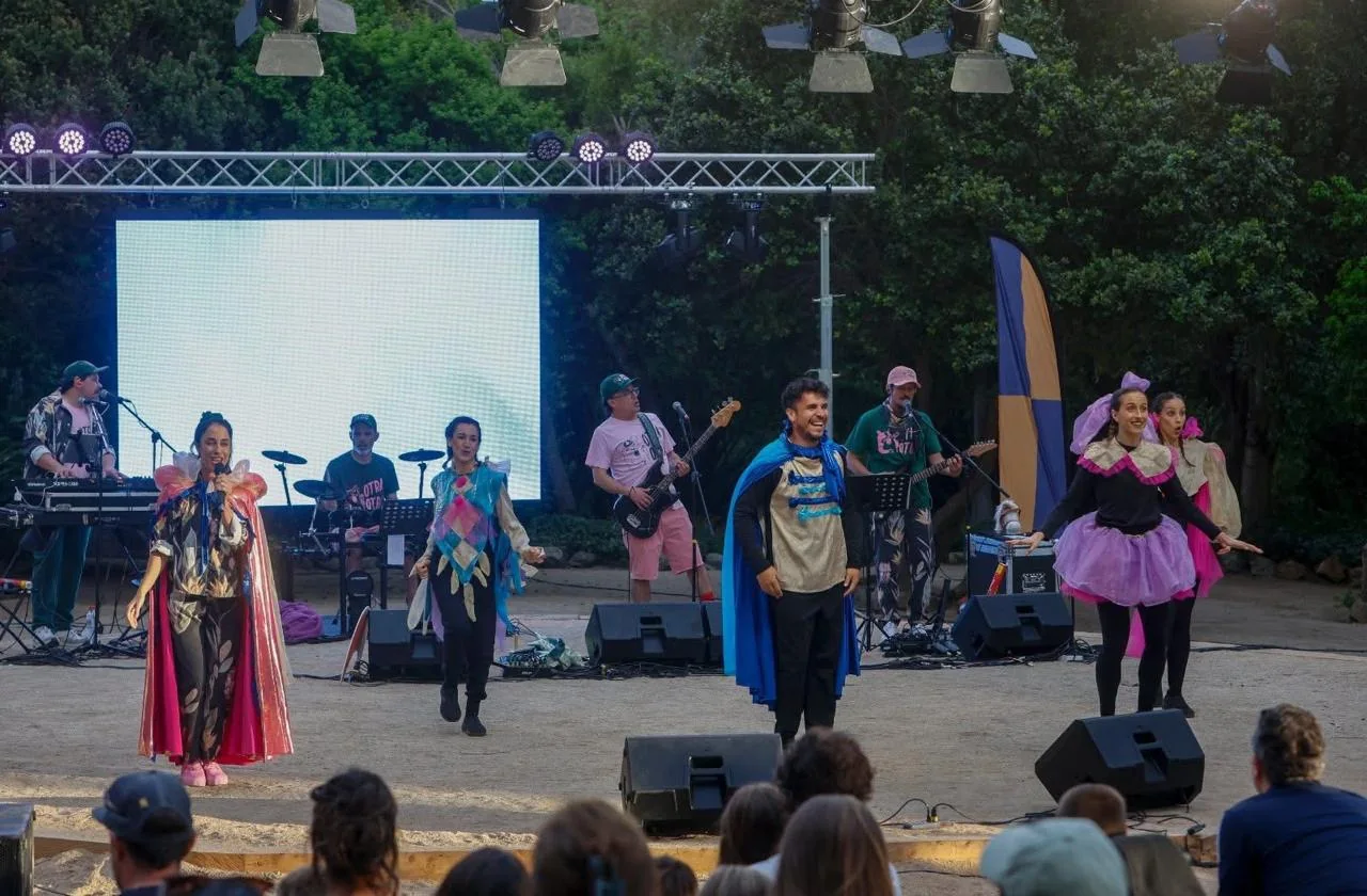 Actividad cultural al aire libre con escenario y pantalla