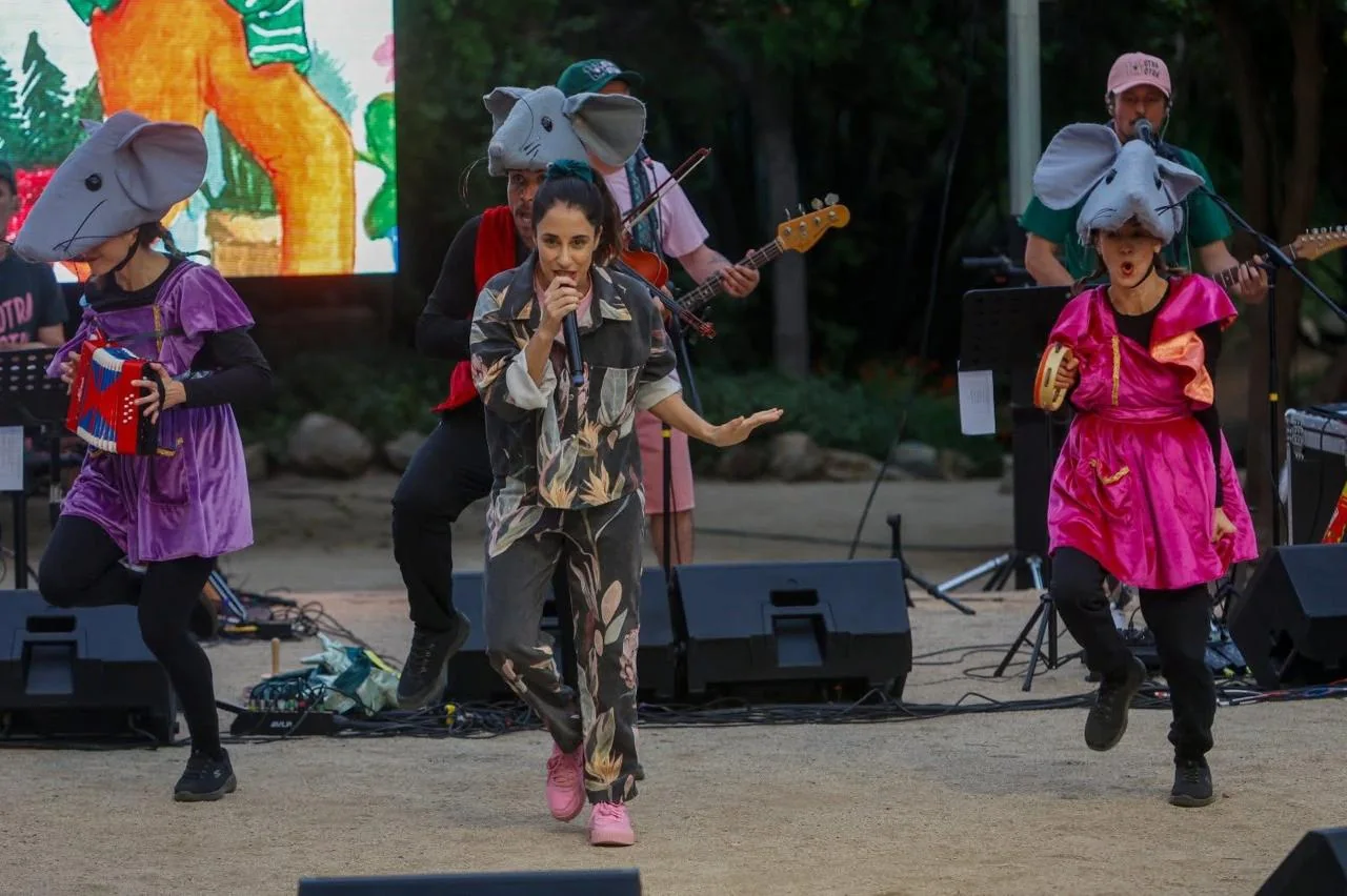 Presentación artística y baile en escenario exterior