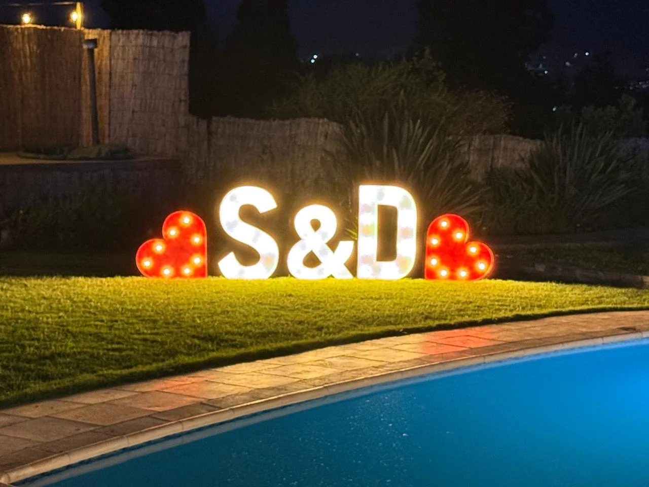 Letras luminosas decorativas en evento social