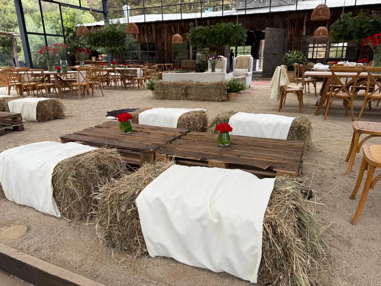 Espacio social ambientado con mobiliario para invitados