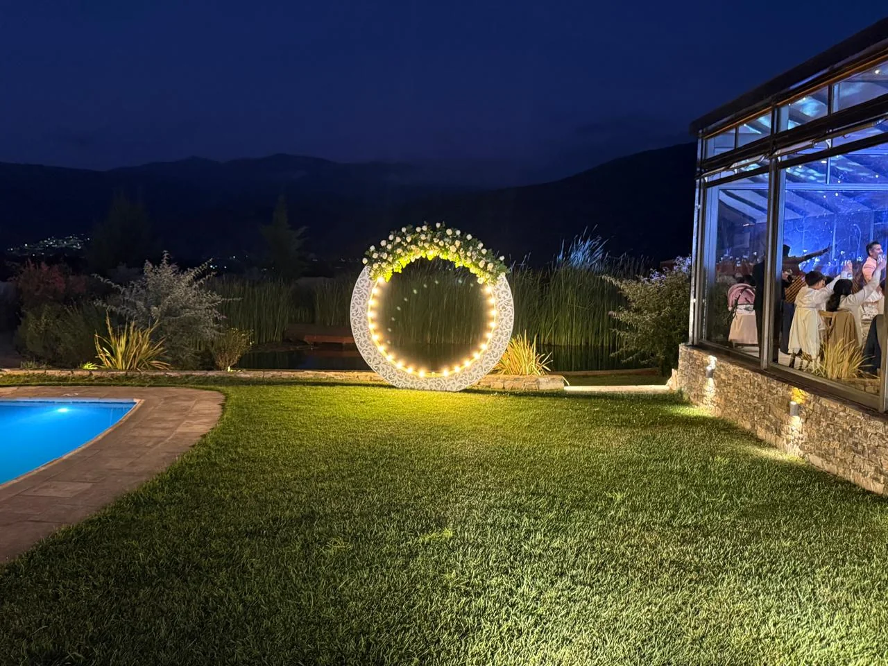 Ambientación luminosa para evento social junto a piscina