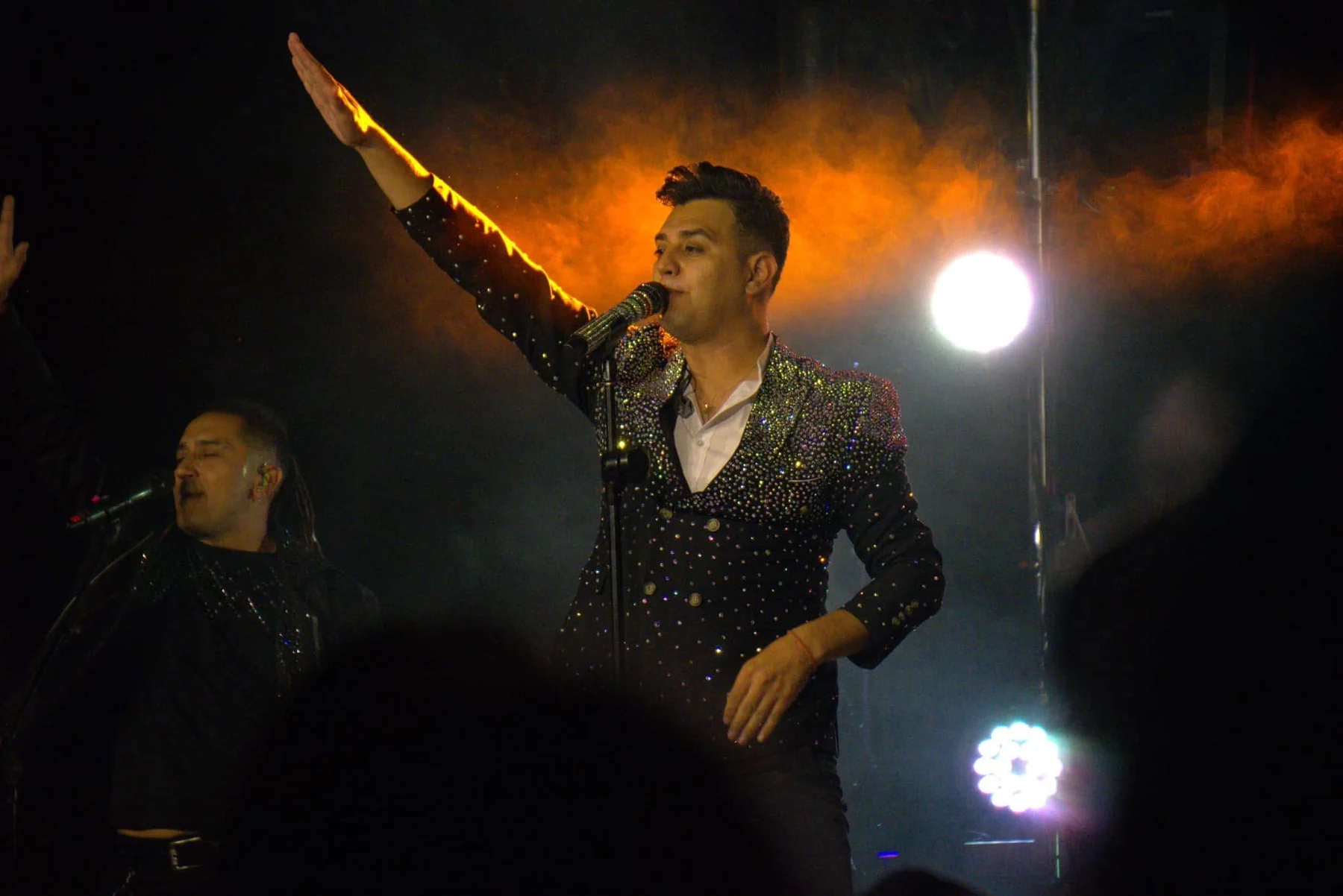 Artista durante show en vivo producido por R&S Producciones Chile