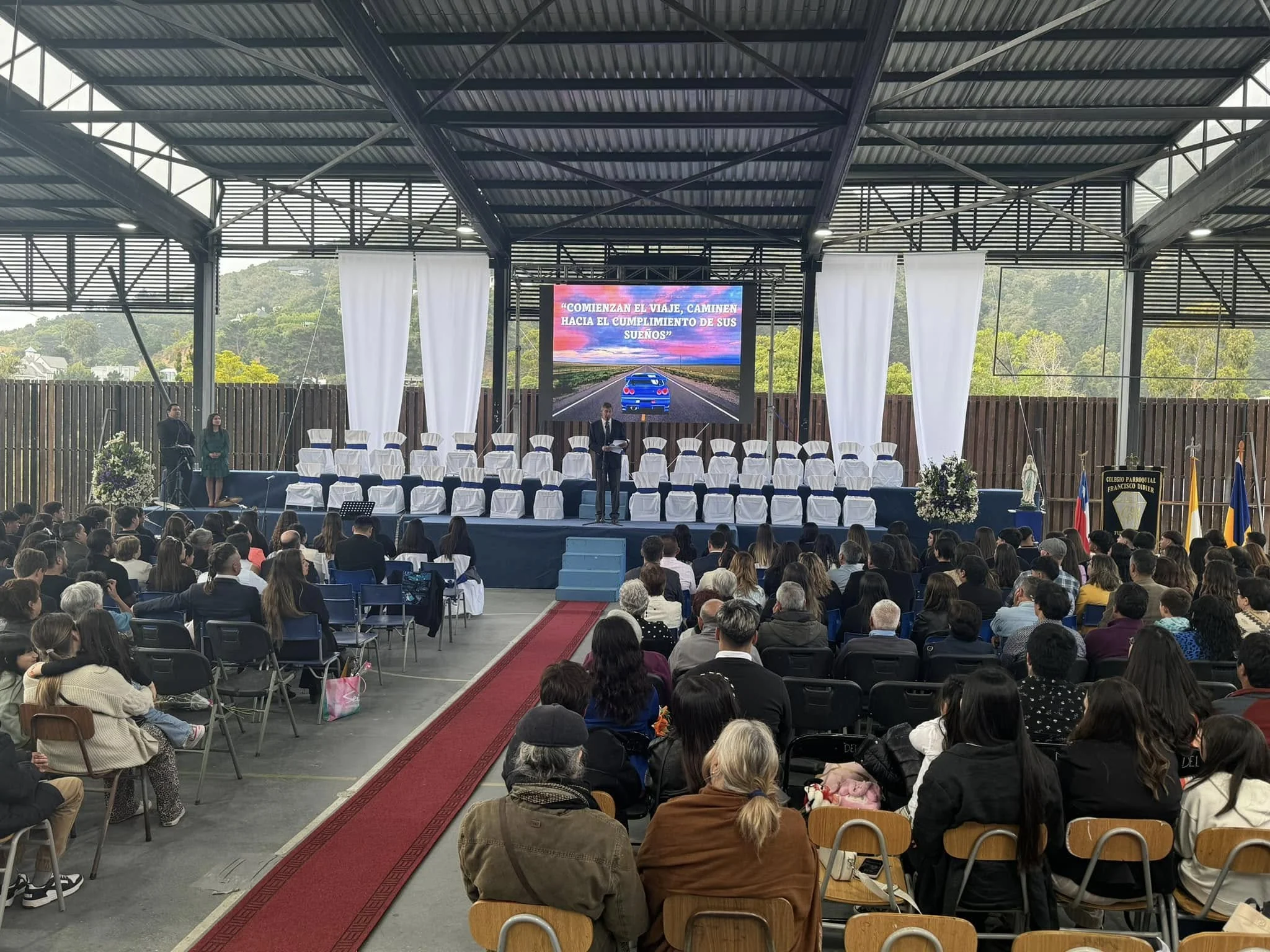 Evento con público, escenario y pantalla LED de R&S Producciones Chile