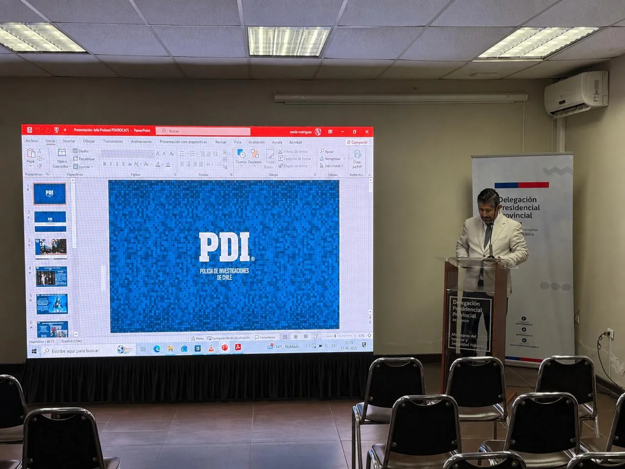 Montaje corporativo con sillas, escenario y pantalla