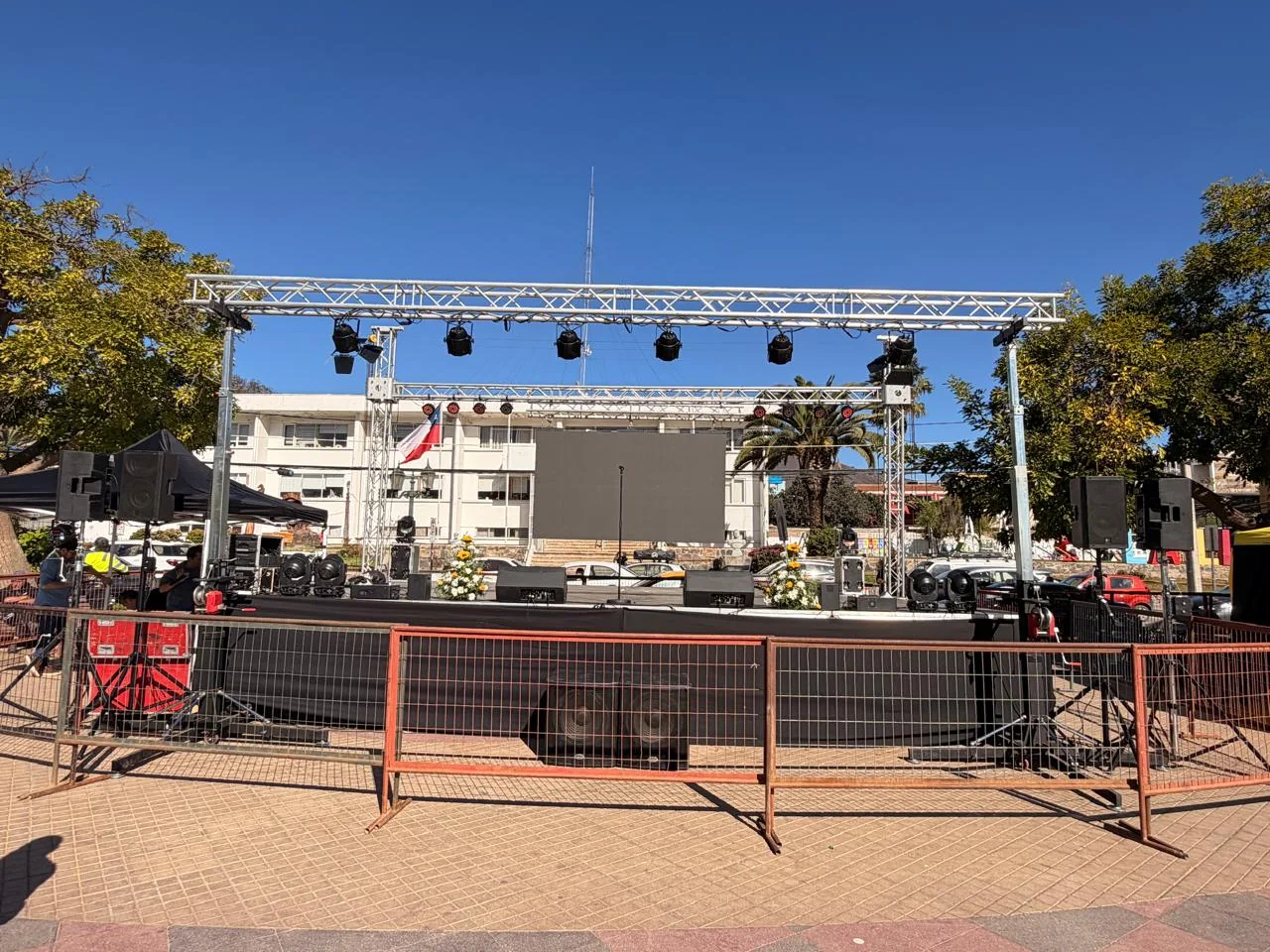 Montaje real de escenario exterior de R&S Producciones Chile