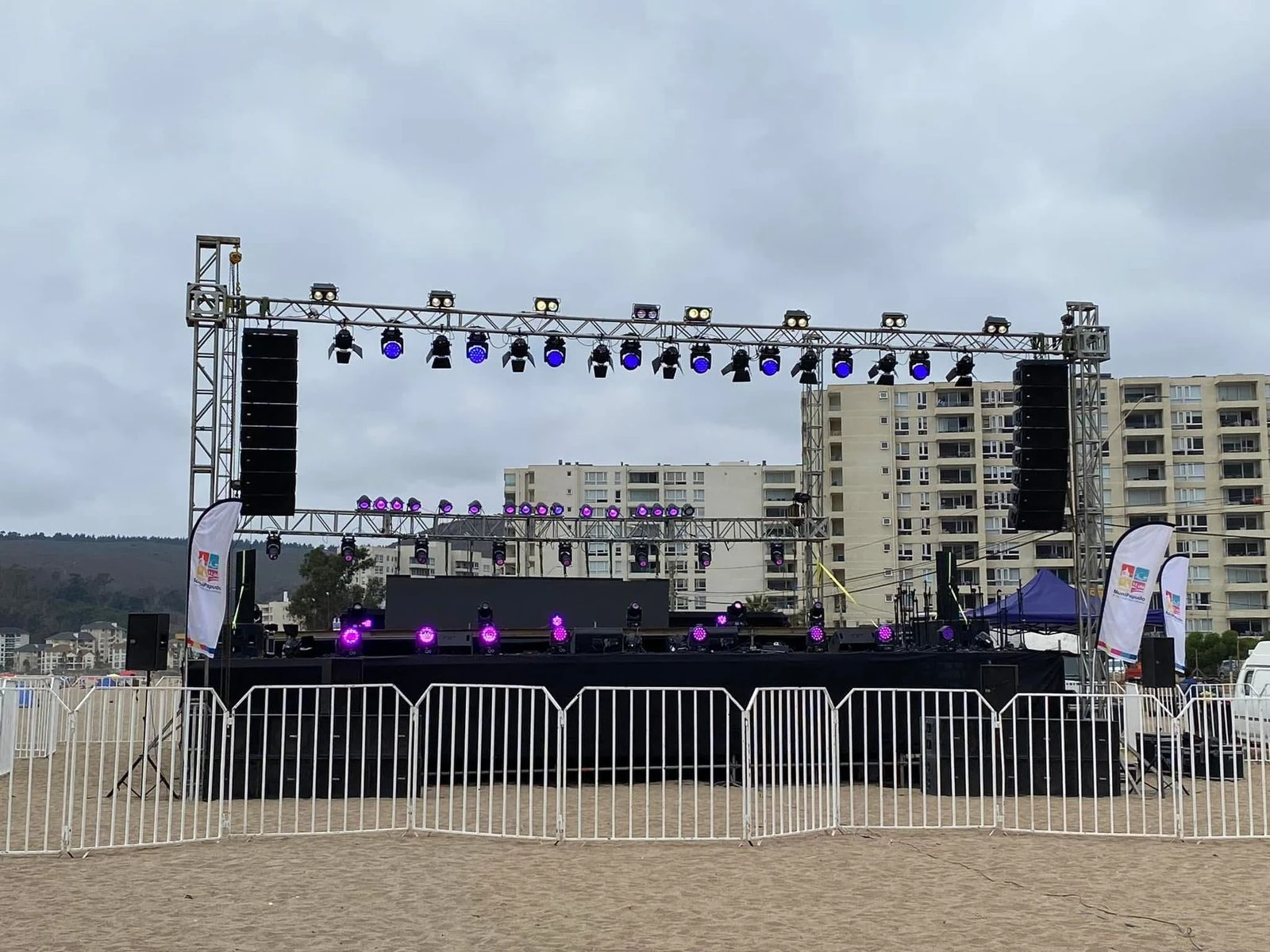 Montaje de escenario con sistema de audio, iluminación y pantallas LED para evento