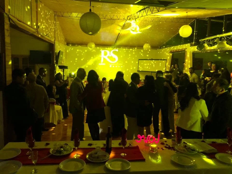 Evento social con iluminación y pista de baile