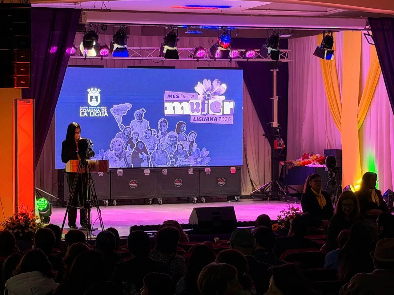 Pantalla audiovisual utilizada por R&S Producciones Chile en una presentación
