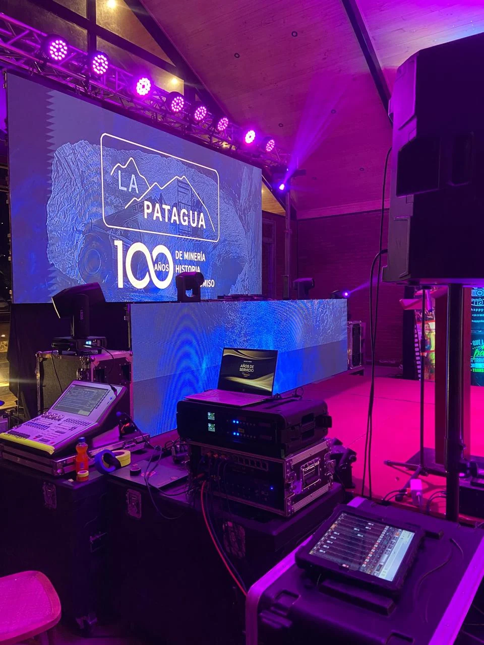 Equipamiento de audio profesional, consolas y operación técnica de R&S Producciones Chile