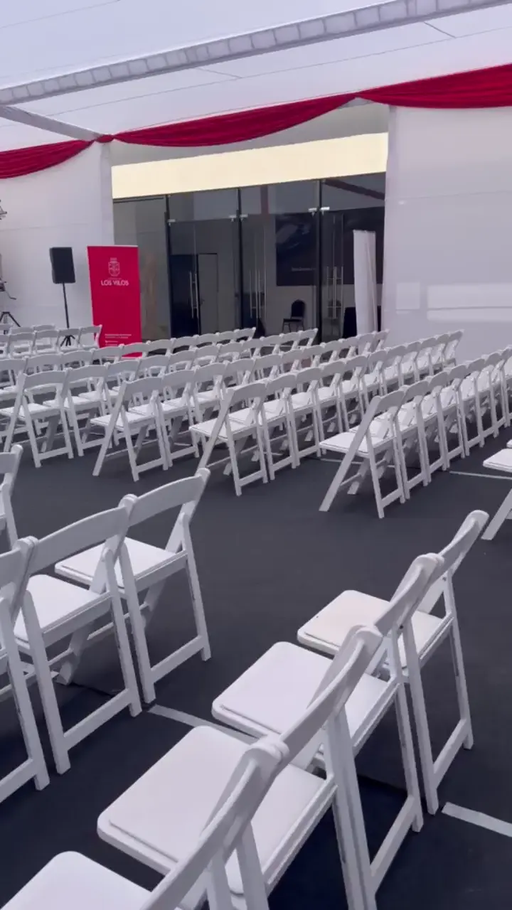 Montaje de carpa y mobiliario